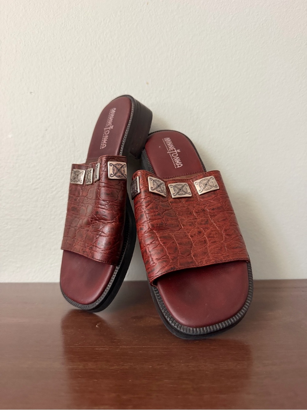 Vintage Minnetonka Heritage Medallion Leather Slide Sandals Brown Boho Western 6